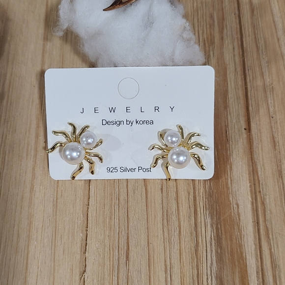 🕷🕷NEW🕷🕷GORGEOUS!! Faux Pearl Spider Earrings in 925 Silver Posts - Picture 9 of 16